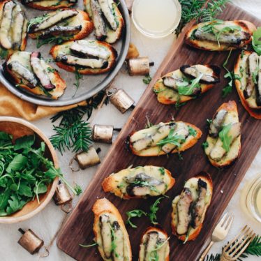 Steak Crostinis with Horseradish Havarti