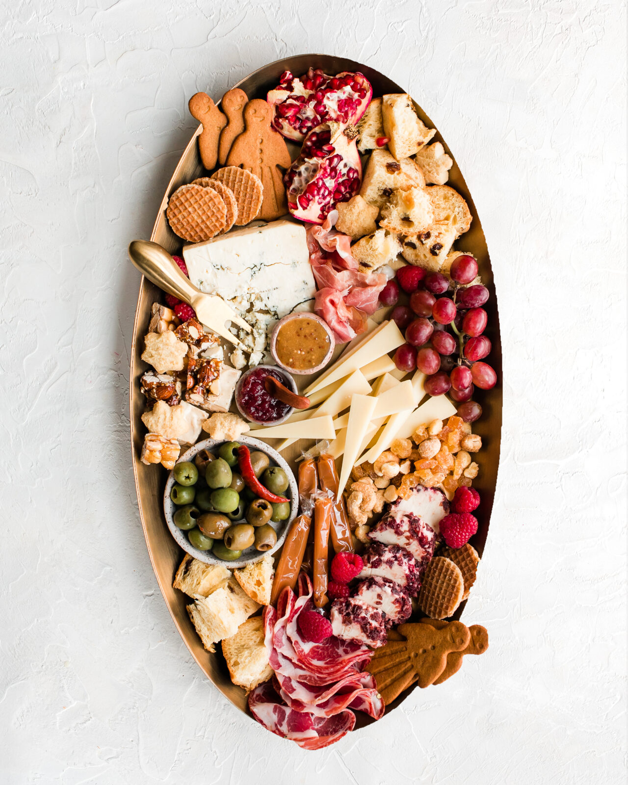 https://www.rothcheese.com/wp-content/uploads/2021/11/Roth_Beauty_Cheeseboard_HowToBuildAHolidayCheeseboard_07-1280x1600.jpg